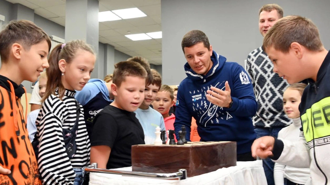 Дети — в центре внимания. В Новом Уренгое Дмитрий Артюхов навестил юных шахматистов и посетил детсад «Садко»
