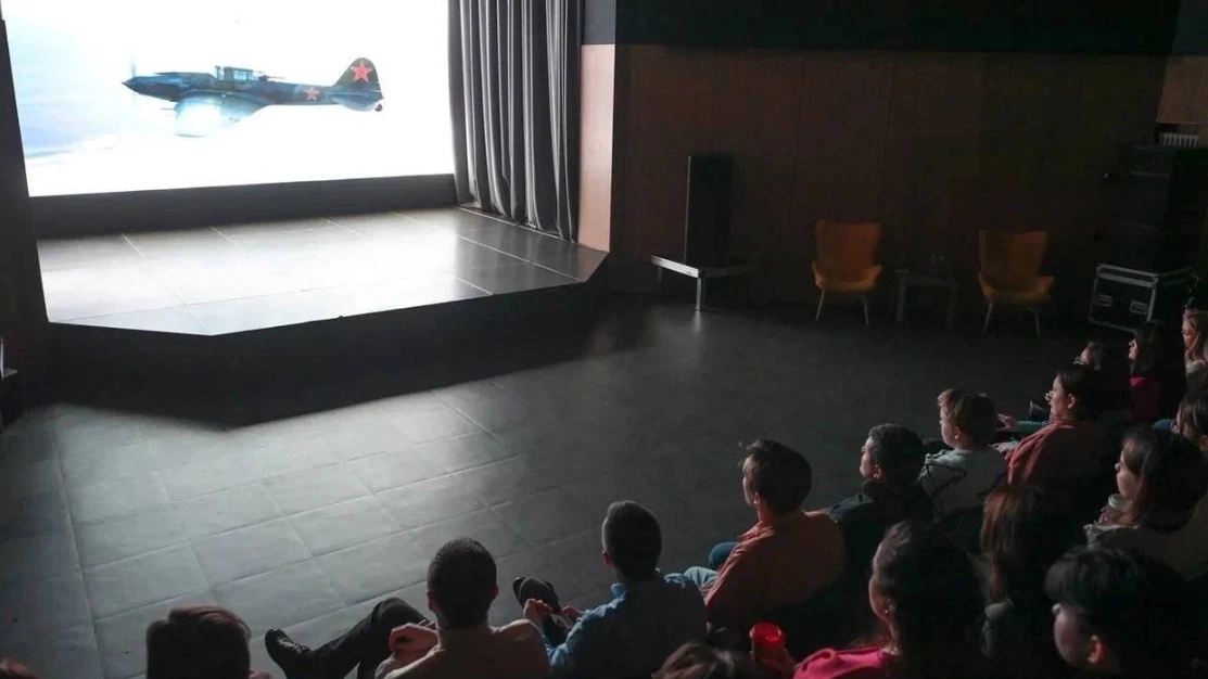 В Салехарде прошёл закрытый показ кино о военном подвиге «Лётчик»