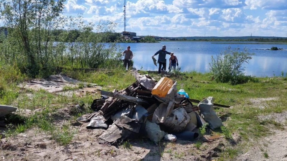 В Надыме волонтёры собрали 90 кубометров отходов возле озера и приедут ещё