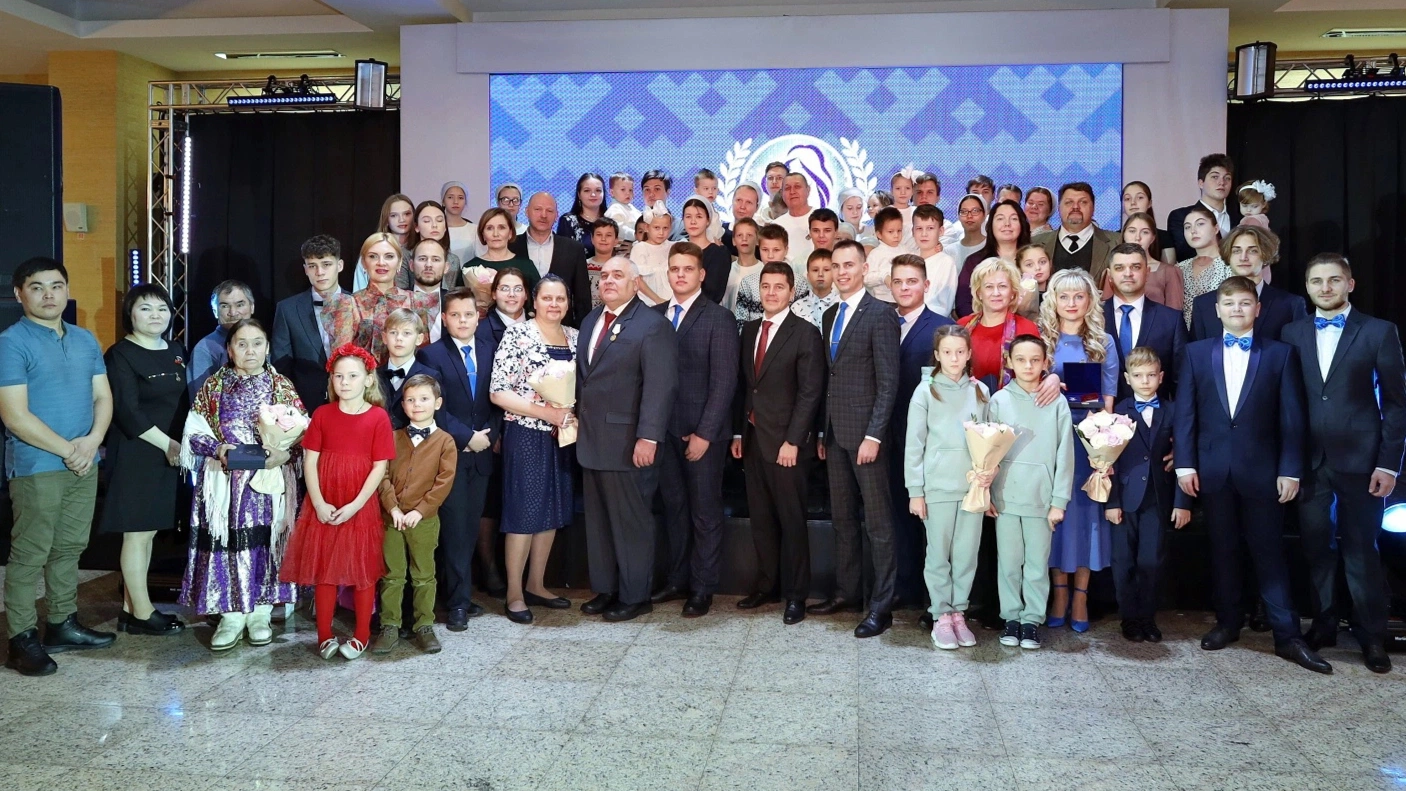 Многодетным матерям Ямала вручил награды губернатор Дмитрий Артюхов