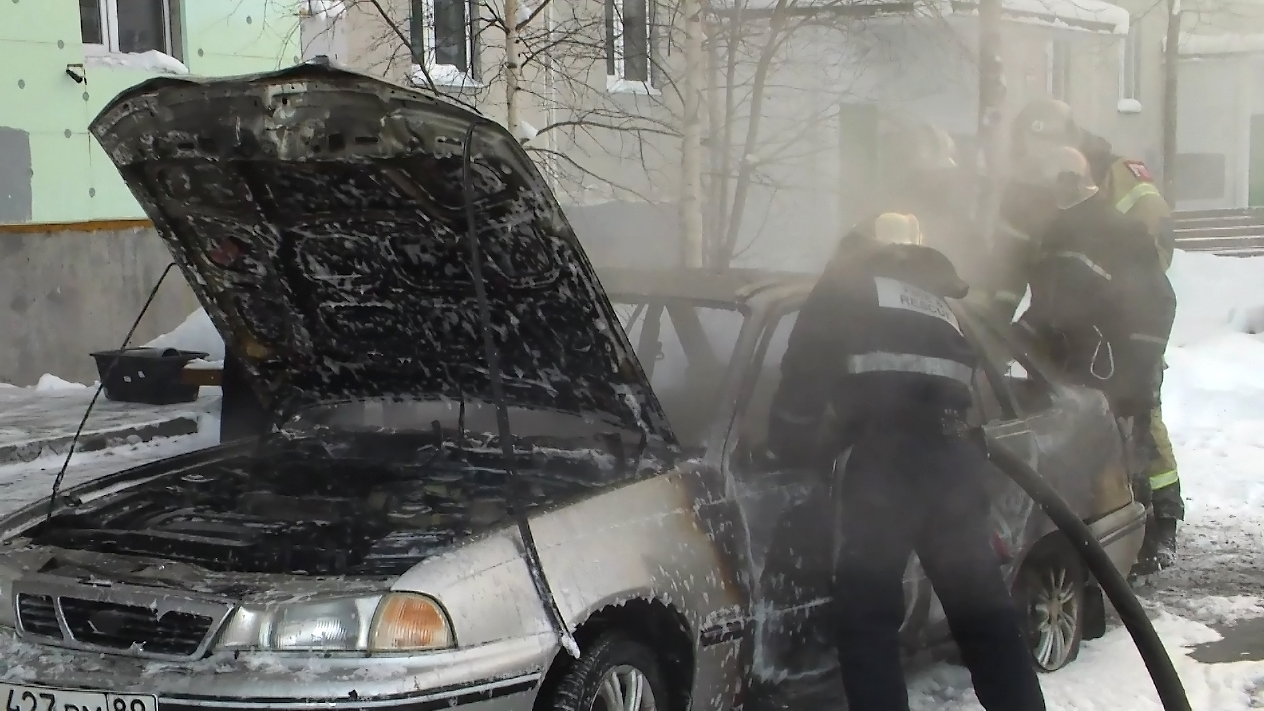 В жилом дворе в Ноябрьске загорелся автомобиль