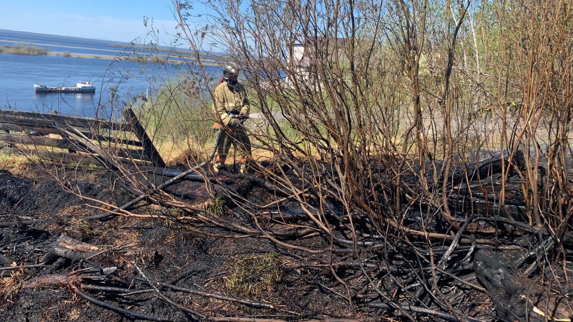 В Салехарде остановили уличный пожар: горела сухая трава