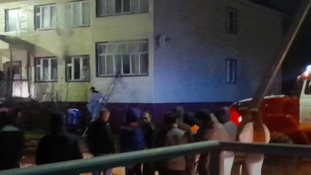 В Ноябрьске сгорела квартира в двухэтажном доме