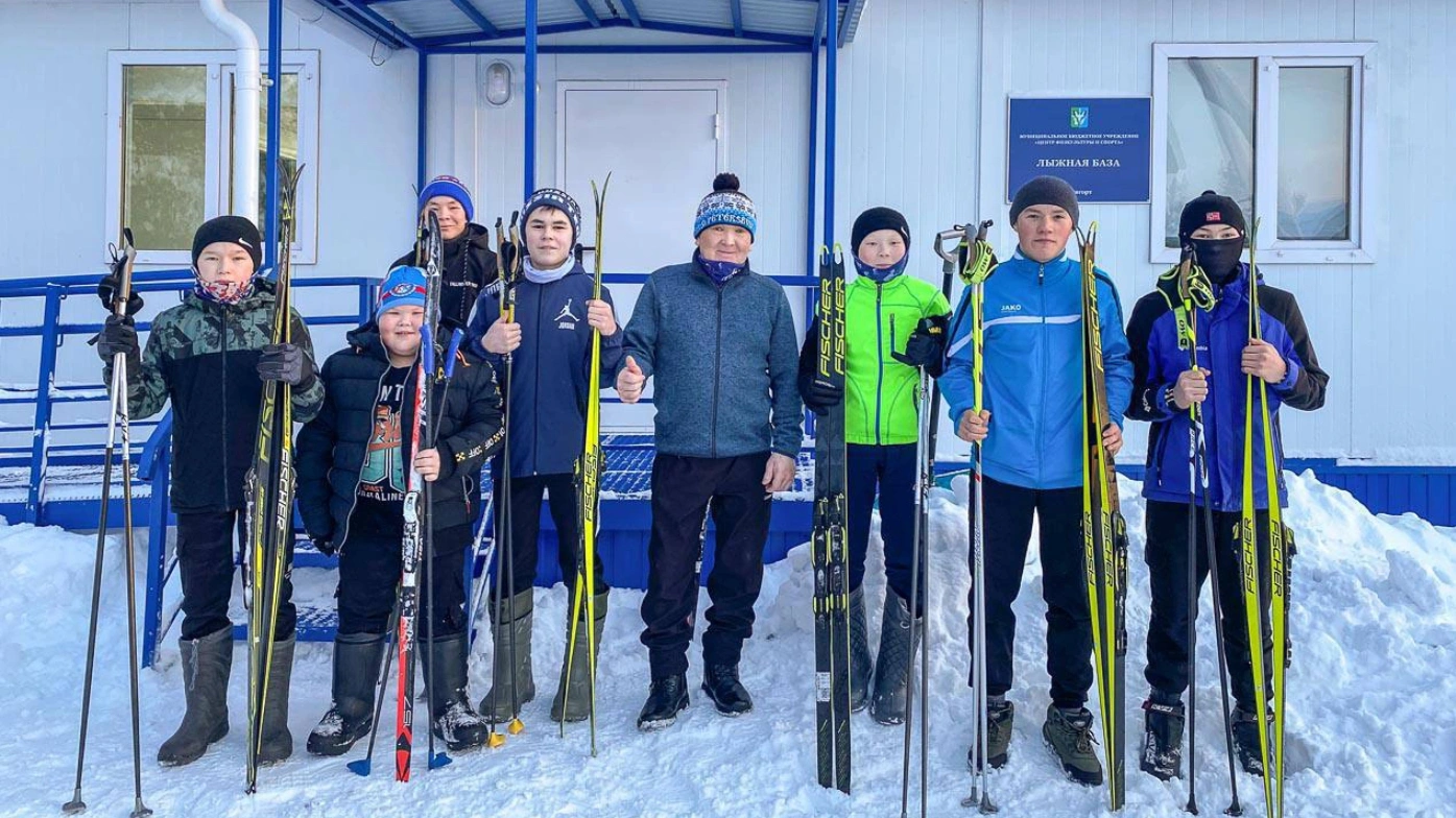 В Шурышкарском районе юных лыжников тренирует марафонец-энтузиаст с 40-летним стажем