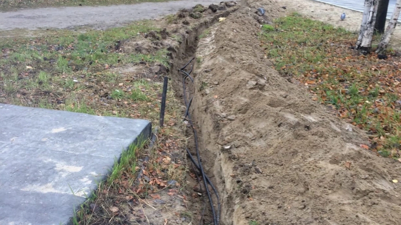 В Ноябрьске рабочие пропали, выкопав гигантские траншеи во дворе жилого дома