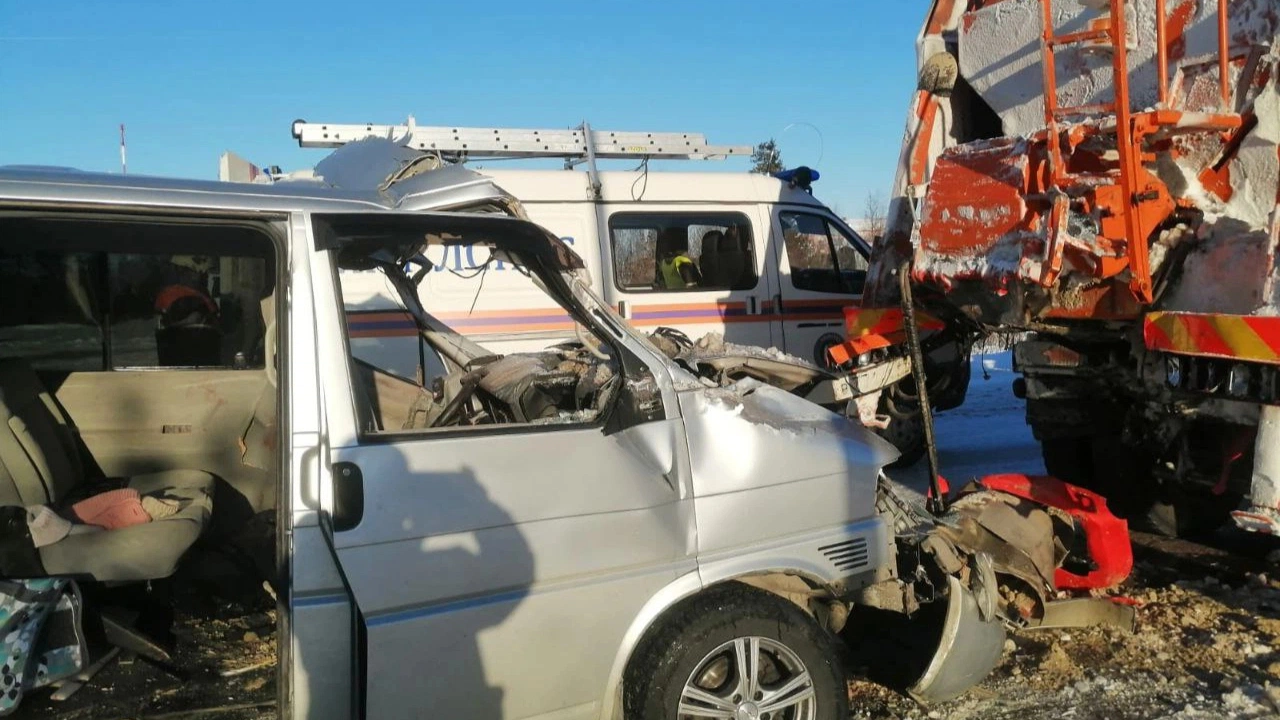 Микроавтобус с пассажирами врезался в «КамАЗ» на трассе Сургут – Салехард. Семь человек в больницах