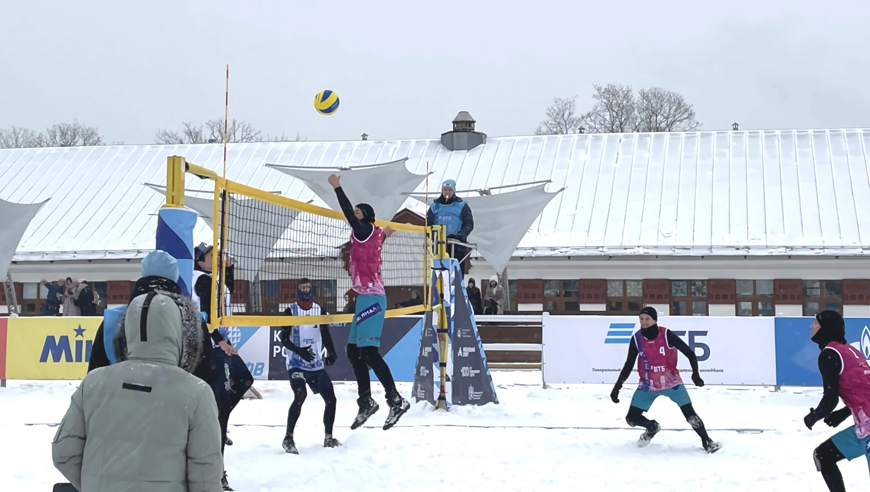 Ямальский «Факел» обошёл московскую команду в волейболе на снегу