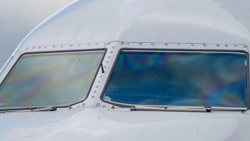 Самолет с трещиной в лобовом стекле благополучно завершил рейс Тюмень – Салехард