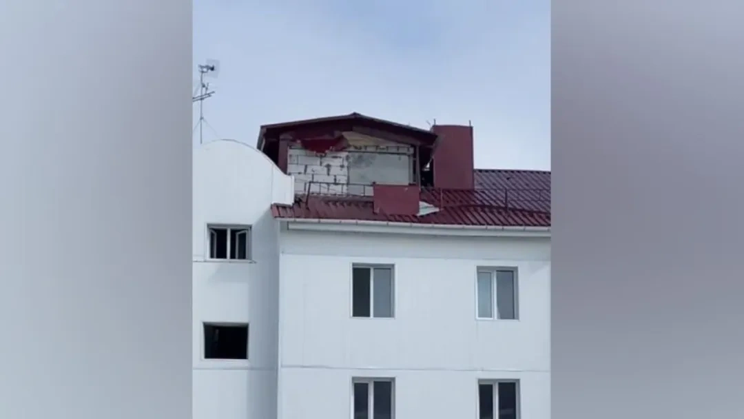 В Новом Уренгое ураганный ветер сорвал обшивку с крыши жилого дома