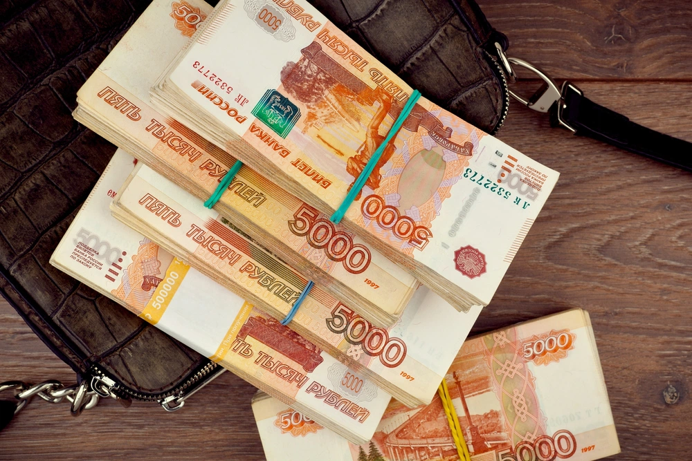 На Ямале обманутый мужчина перевел мошенникам 762 тысячи рублей