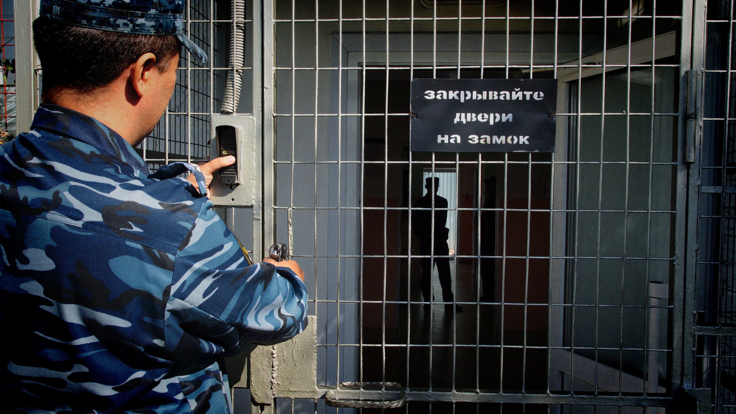 Голосовали ли заключенные в 2024. Тюрьма в России. СИЗО дверь. Фото осужденных.