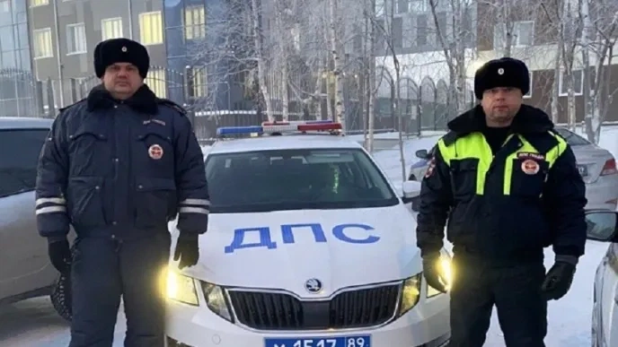 Ямальские полицейские спасли замерзающую на трассе семью с маленьким ребёнком