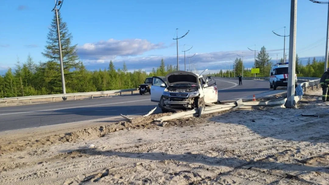 В Новом Уренгое водитель иномарки погиб после столкновения с дорожным ограждением