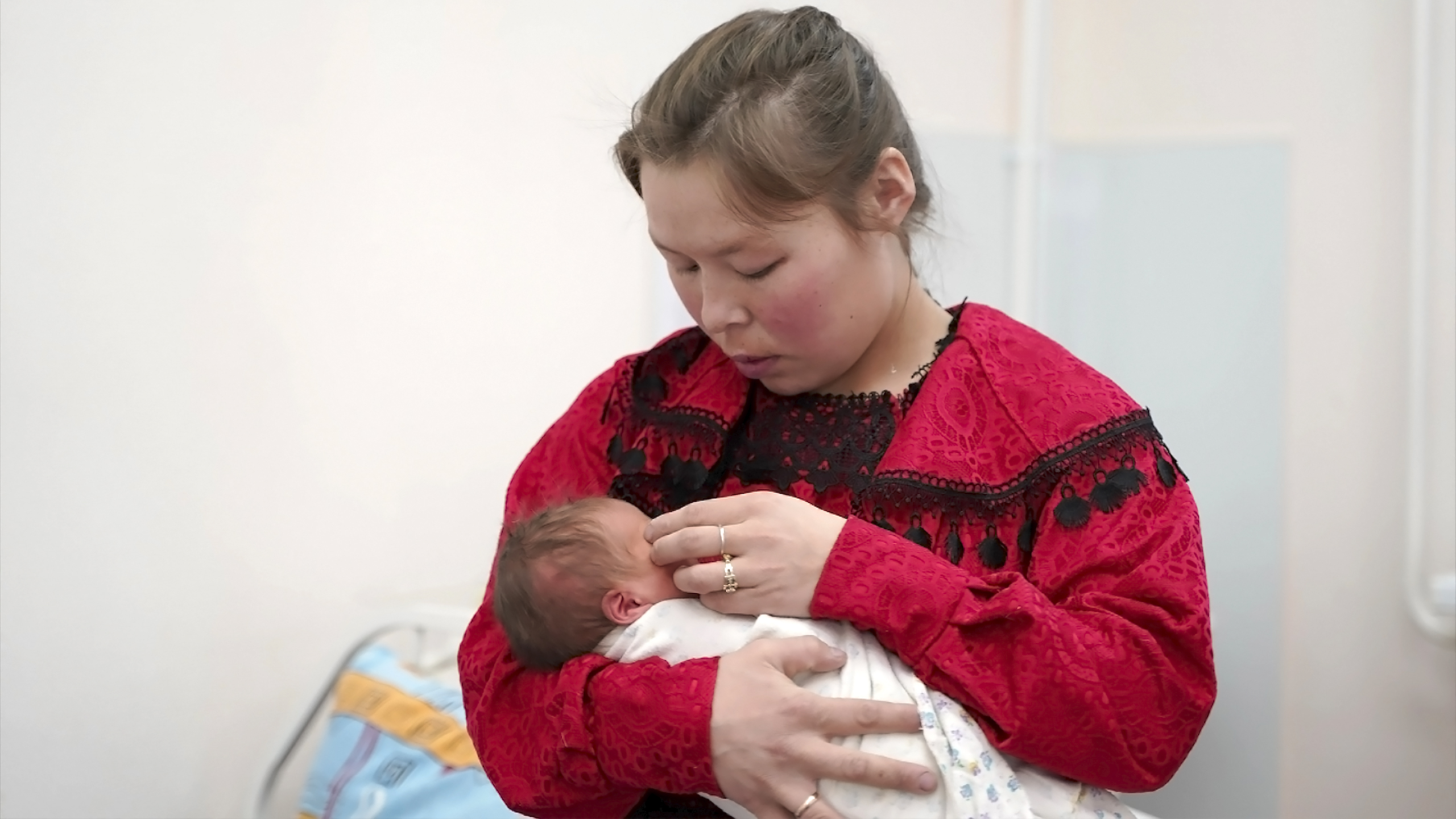 В Ямальском районе медики приняли экстренные роды у тундровички