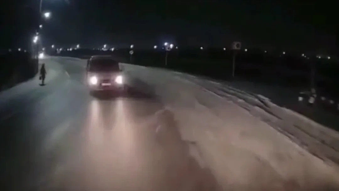 В сети появилось видео момента лобового столкновения грузовиков на трассе Сургут — Салехард