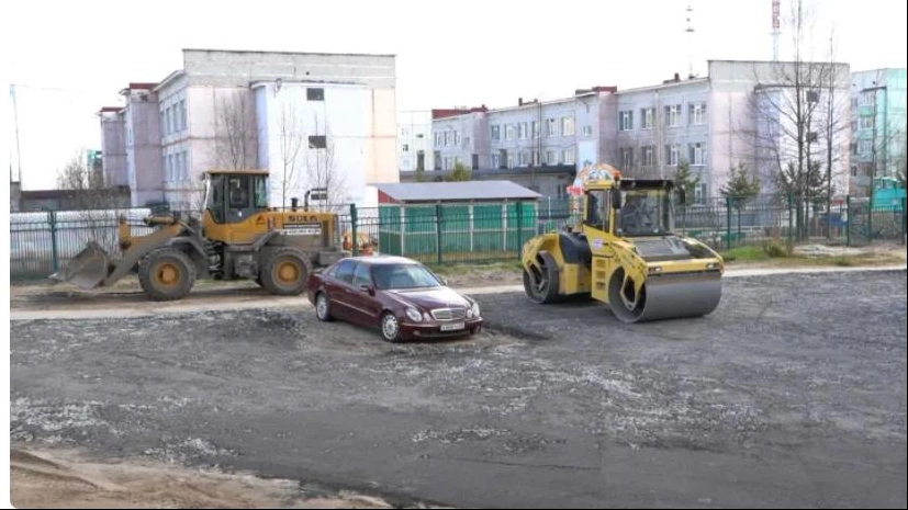 Фото для мема: на Ямале брошенное авто окружили новым асфальтом