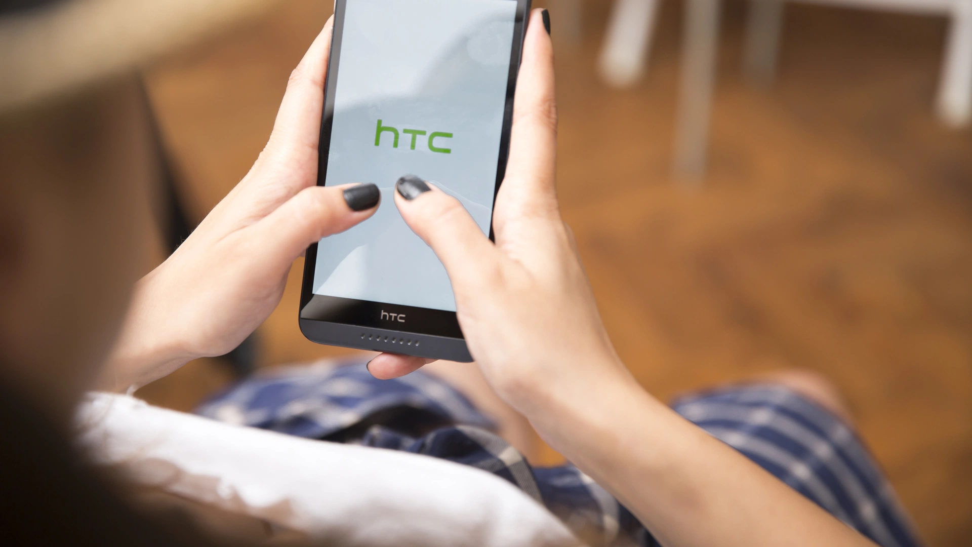 HTC выпустила в России бюджетный смартфон на Android