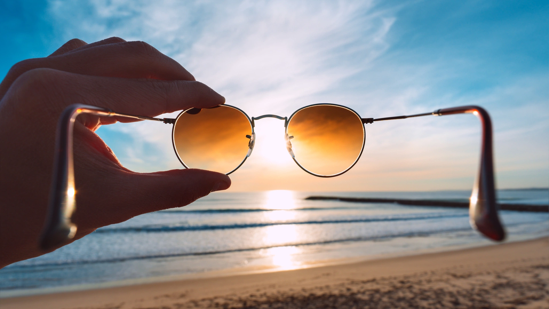 Врач-офтальмолог рассказала, какие солнцезащитные очки безопасны для здоровья
