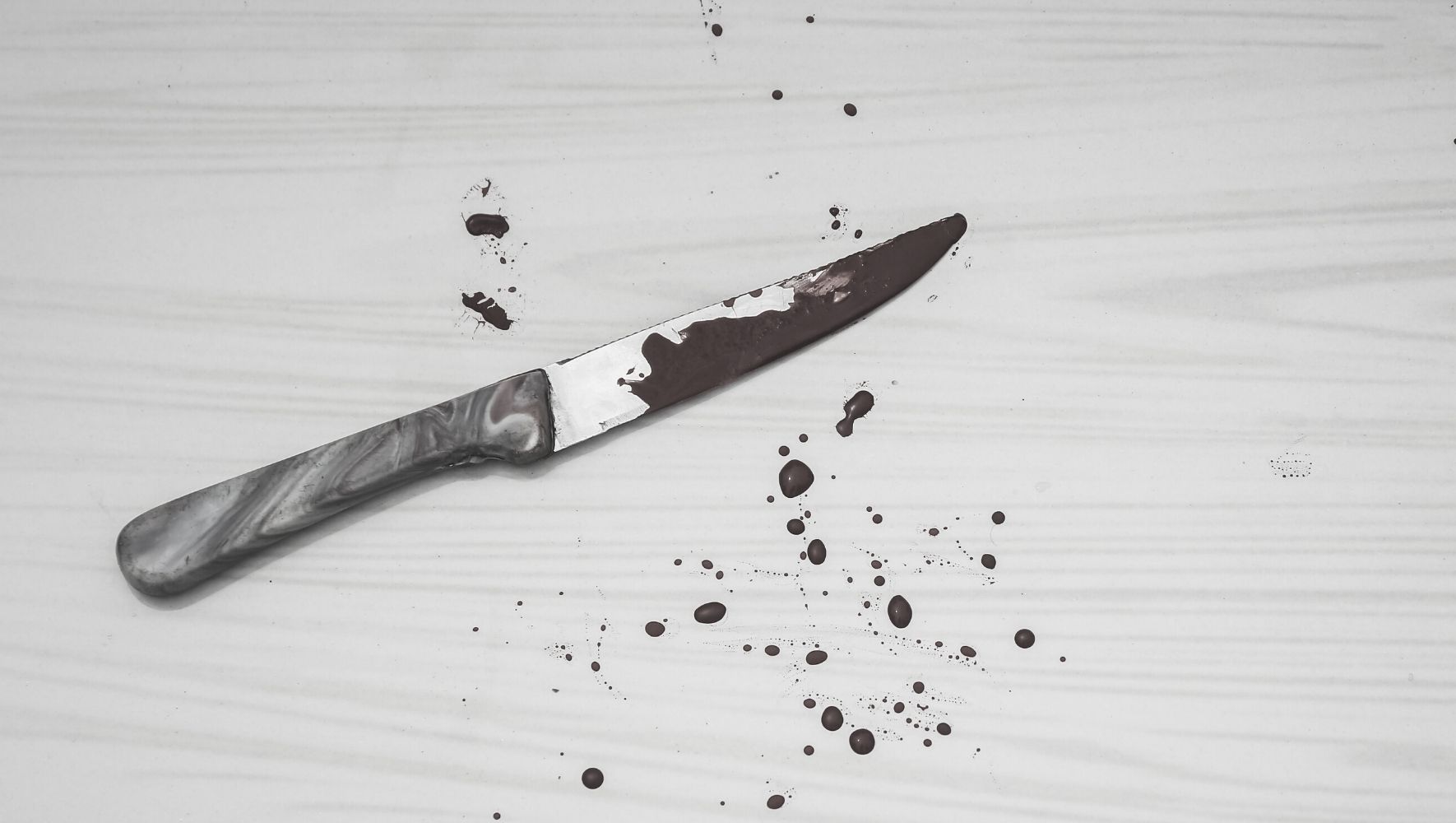 В Новом Уренгое рецидивист дважды всадил нож в сводного брата