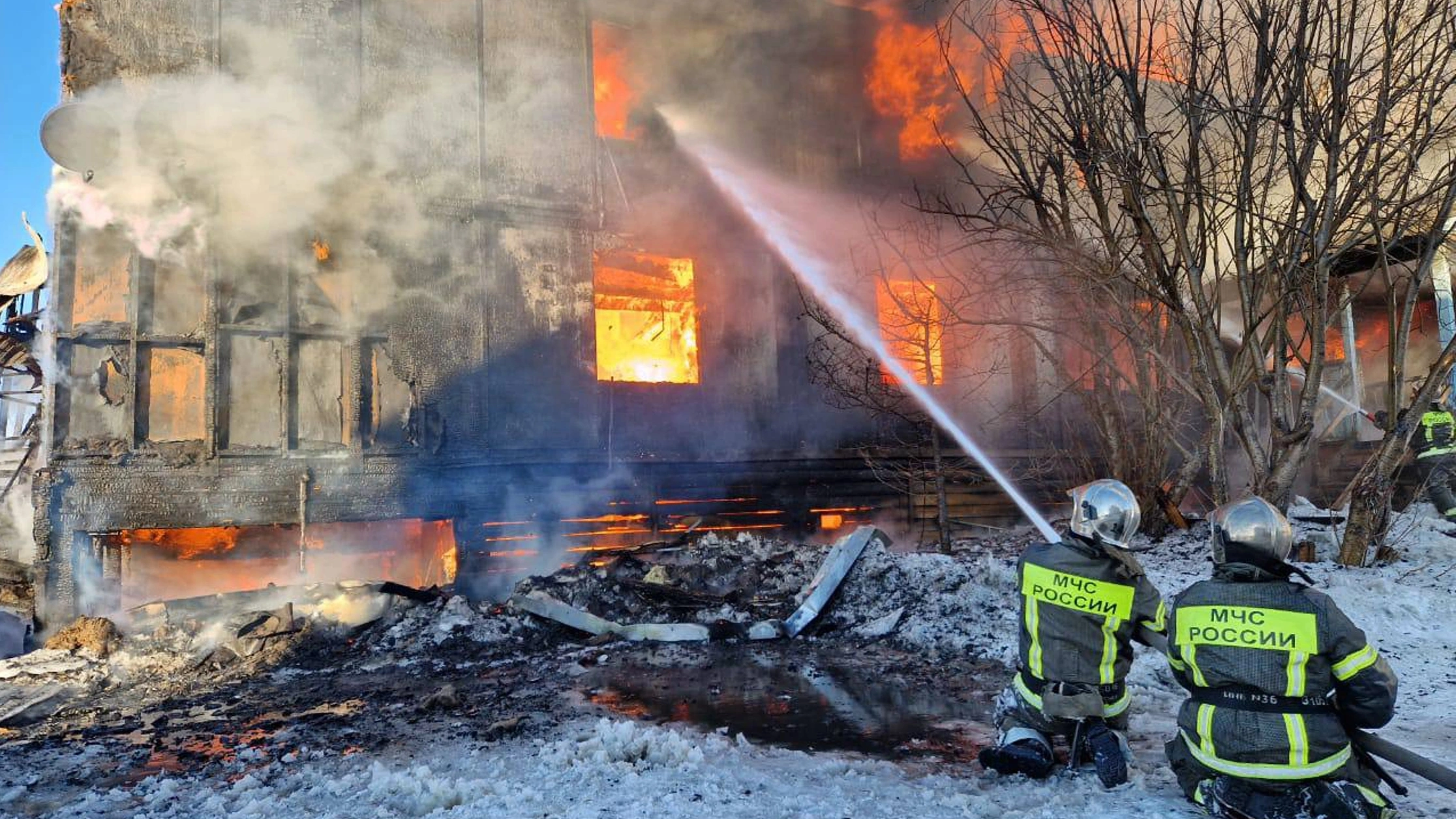 Из горящего дома в Лабытнанги эвакуировали 11 детей: нужна помощь