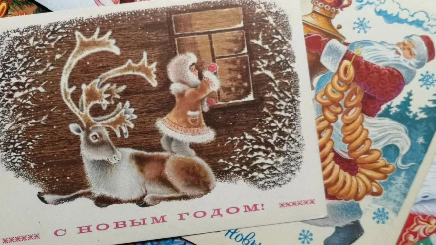 Центр Ноябрьска оформили новогодними советскими открытками
