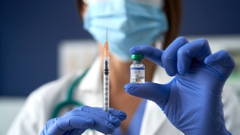 «Ведомости»: Минздрав приостановил закупки и поставки вакцины «ЭпиВакКорона»