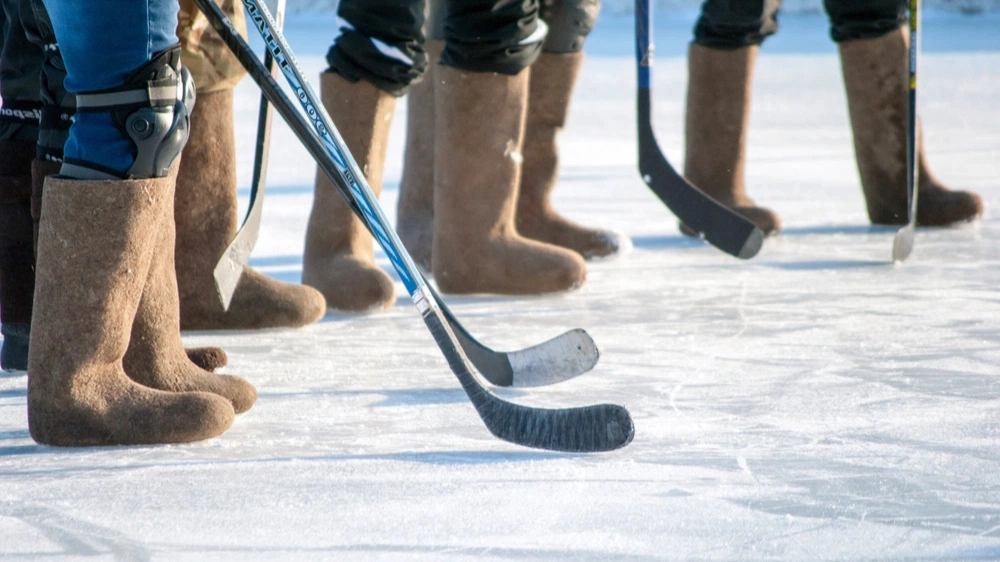Минус 25: в Салехарде хоккей в валенках отменили из-за мороза