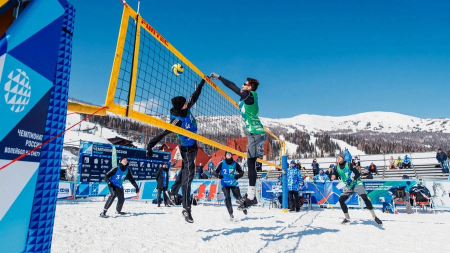 Новоуренгойский «Факел» представил состав команды по волейболу на снегу