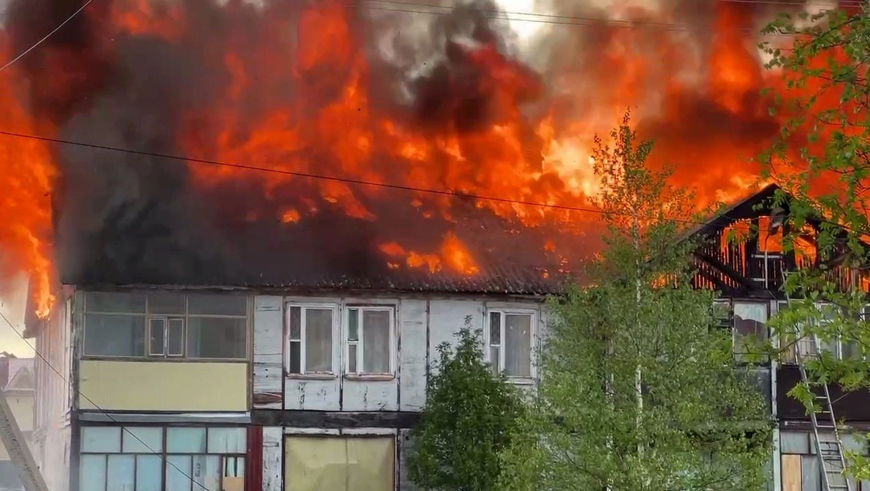 В Ноябрьске горит частично расселенный дом, огонь распространился на всю кровлю