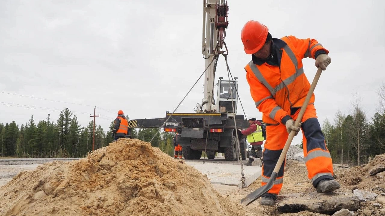 «Строительство дорог на Ямале – одно из ключевых направлений работы». Губернатор Дмитрий Артюхов поздравил дорожников с профессиональным праздником