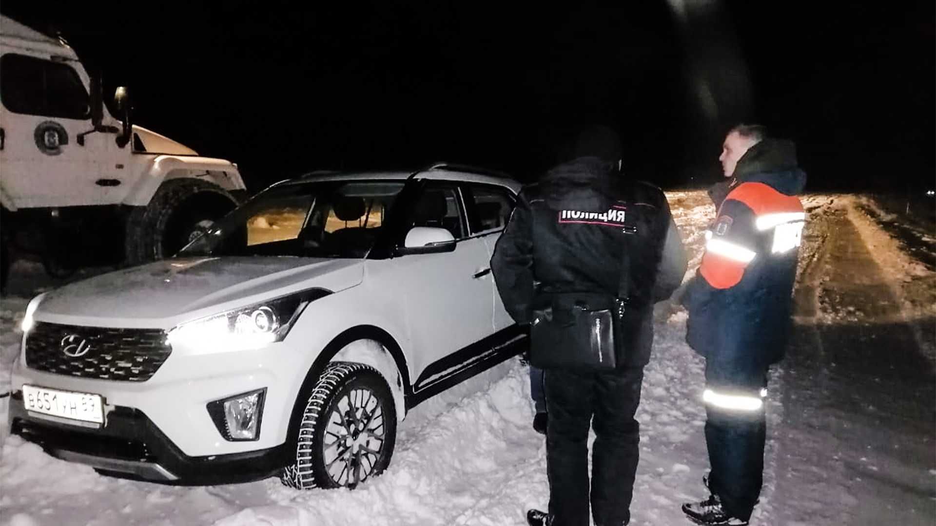 В Ямальском районе два человека застряли в тундре с замерзшей машиной