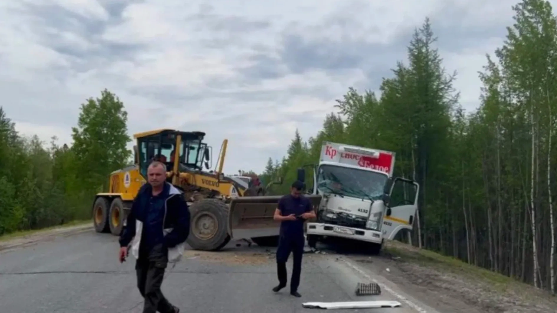 На трассе Ноябрьск – Муравленко грейдер столкнулся с грузовиком