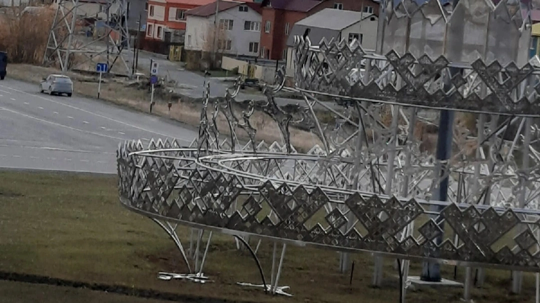 Шквальный ветер в Салехарде повредил металлическую инсталляцию с оленями