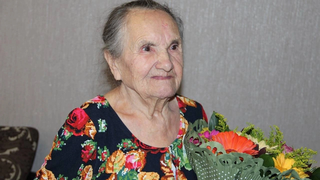 Труженицу тыла из Приуральского района со 100-летним юбилеем поздравил губернатор Дмитрий Артюхов