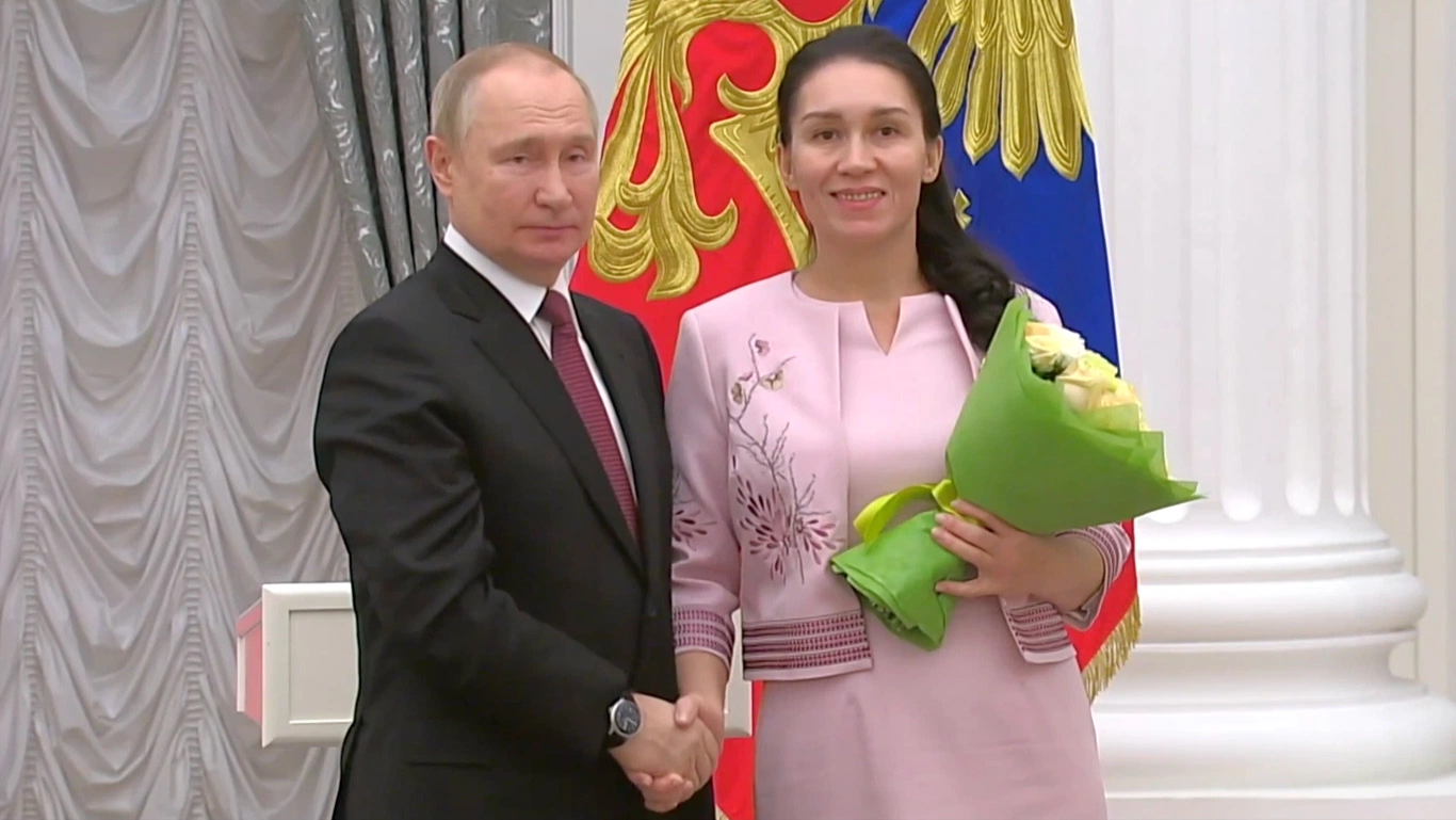 Президент РФ Владимир Путин вручил Ольге Дехтяренко из Надыма награду «Мать-героиня»