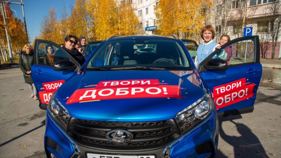 Губернатор ЯНАО подарил автомобиль «Честного маршрута» организации «Семья Ямала»
