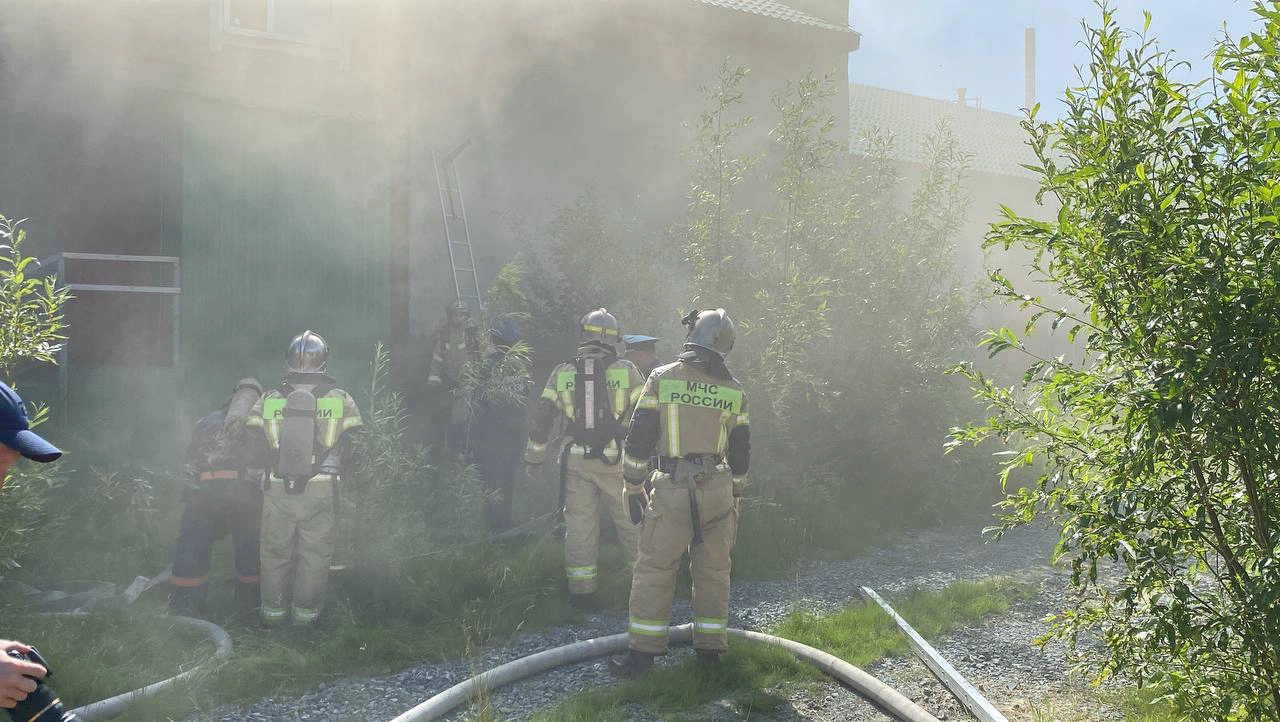 В столице ЯНАО пожарные два часа тушили пожар в психбольнице