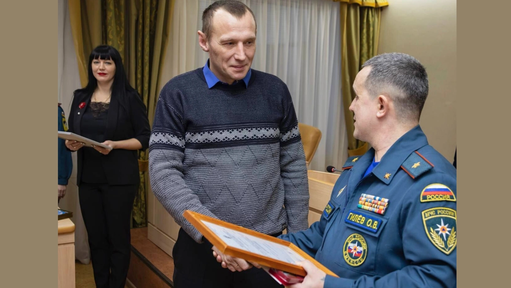 Жителю Тарко-Сале Ивану Сапегину вручили награду МЧС за спасение упавшего в озеро ребенка