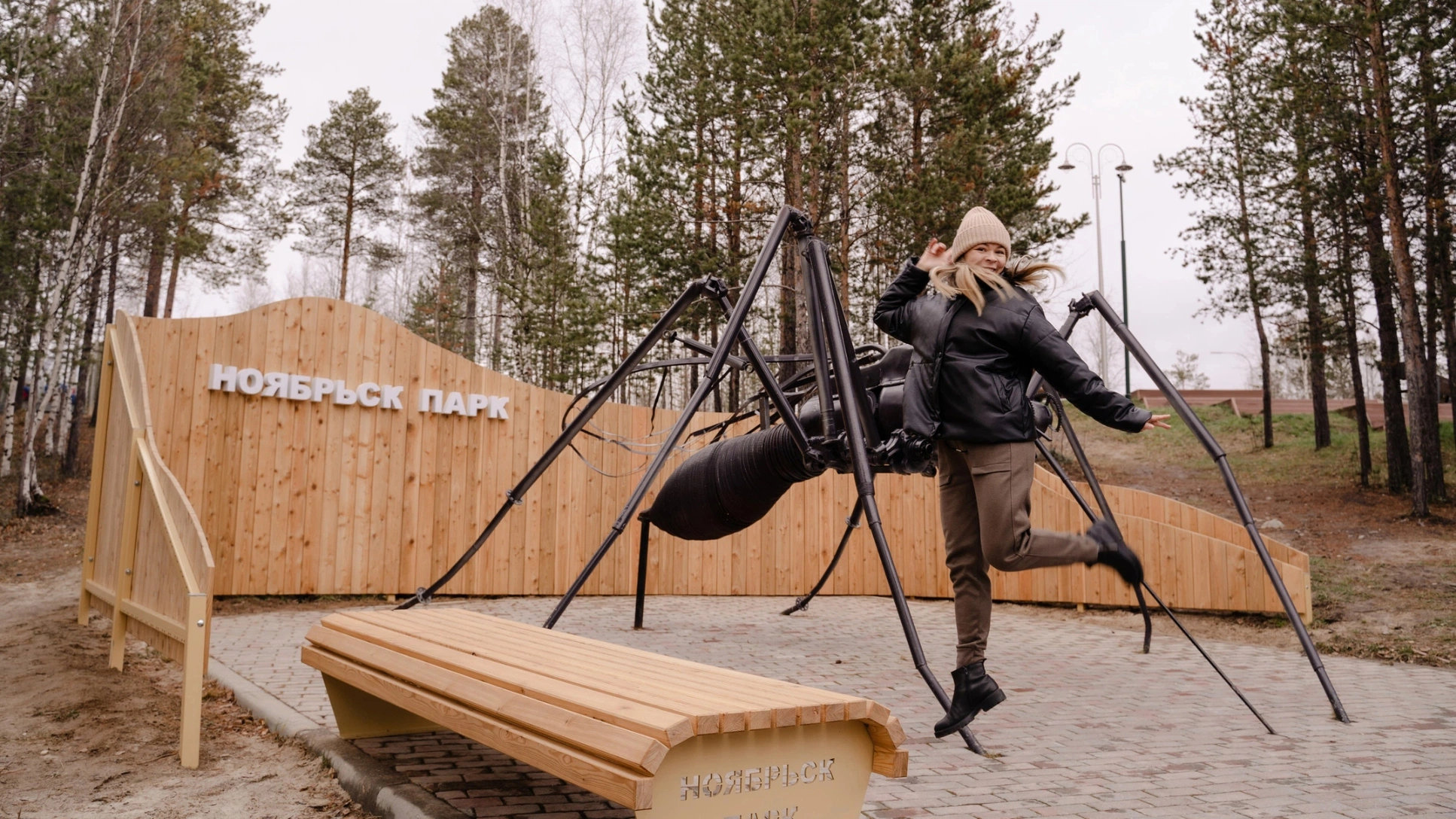 В парке Ноябрьска у памятника комару сделали фотозону