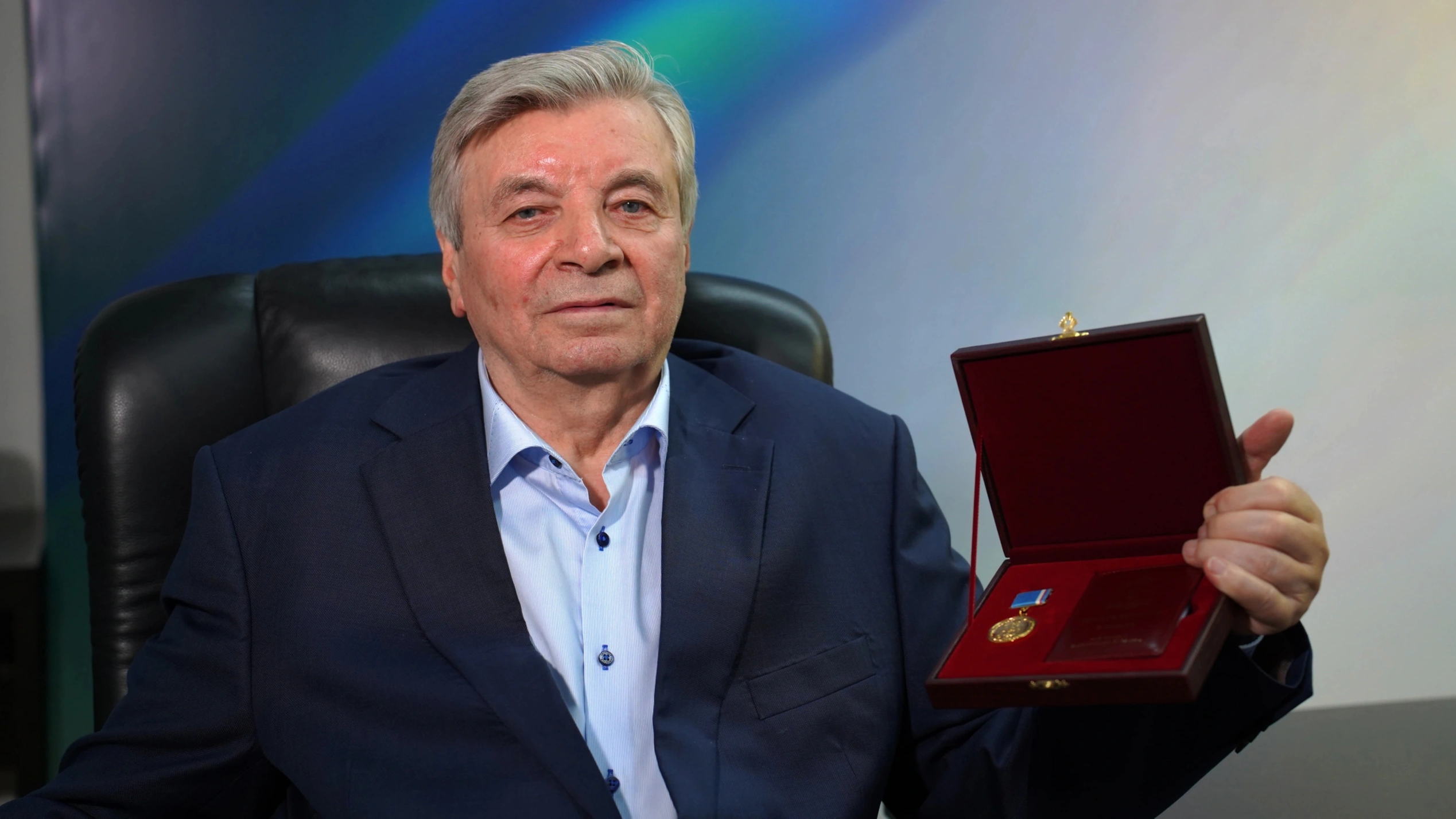 Медаль «За вклад в развитие Ямала» вручили знаменитому «газовому генералу» Ноябрьска