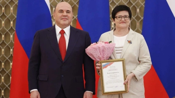 Михаил Мишустин вручил правительственную награду соцработнику из Лабытнанги