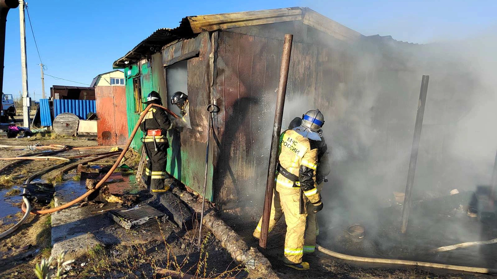 Дачники новоуренгойской «Рублёвки» из-за пожара лишились деревянных построек