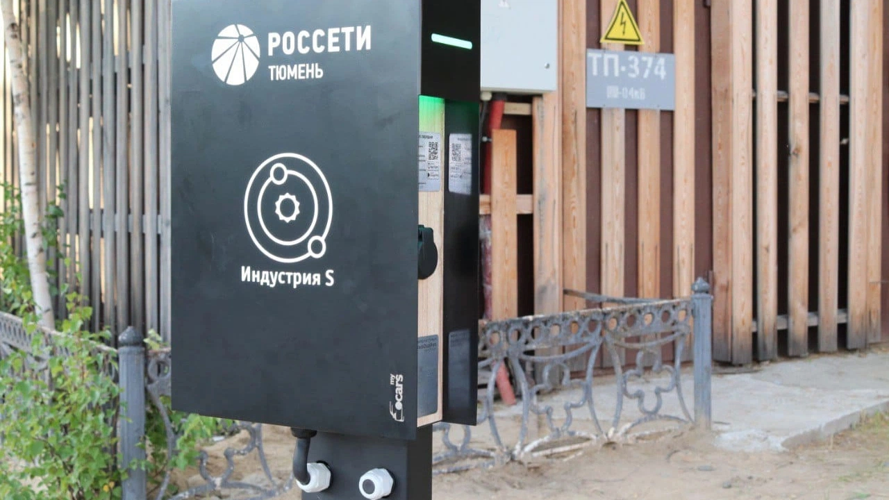 В Ноябрьске появилась первая электрозарядная станция