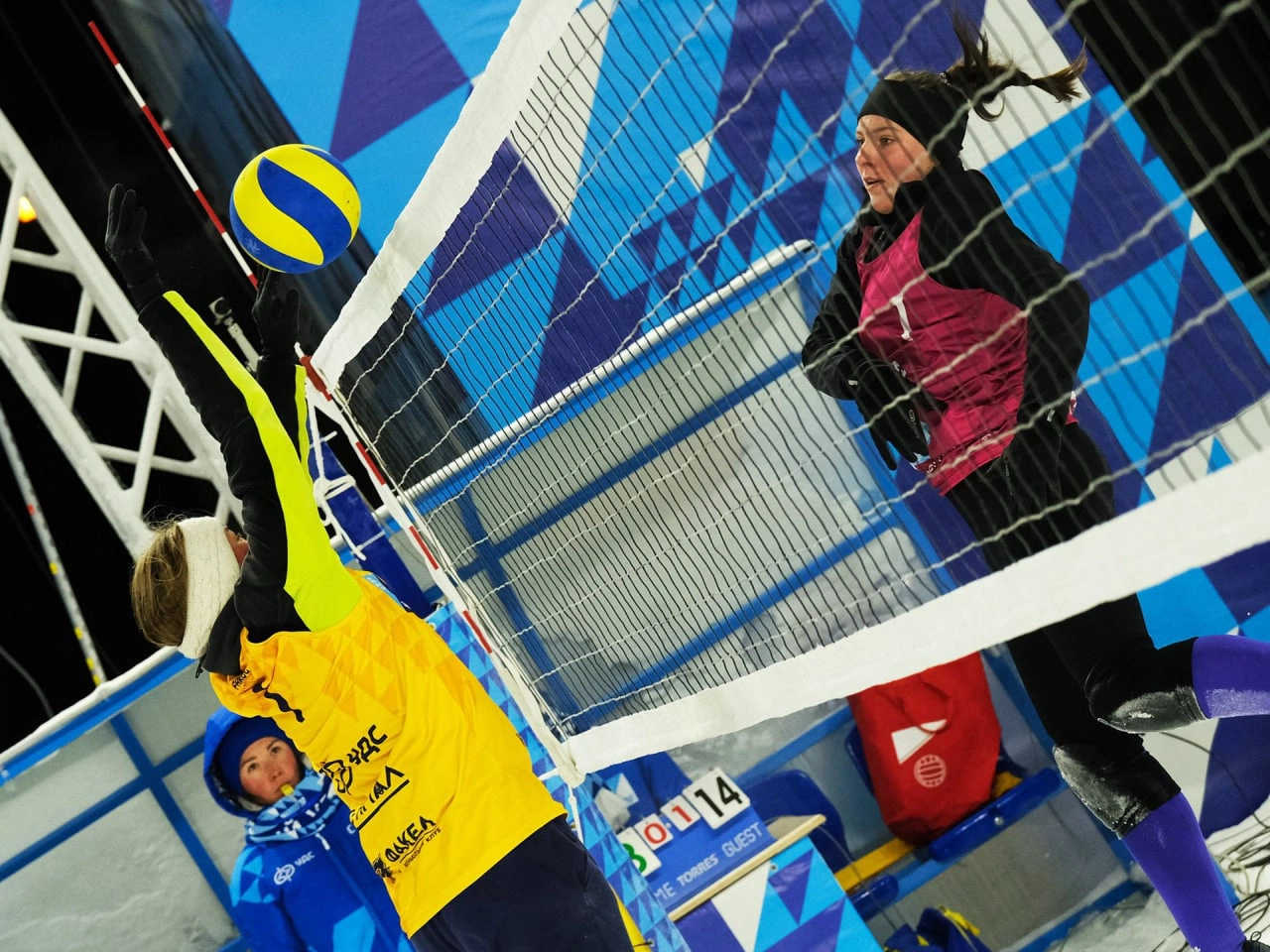 Новоуренгойские команды поборются за бронзу домашнего этапа чемпионата России по волейболу на снегу