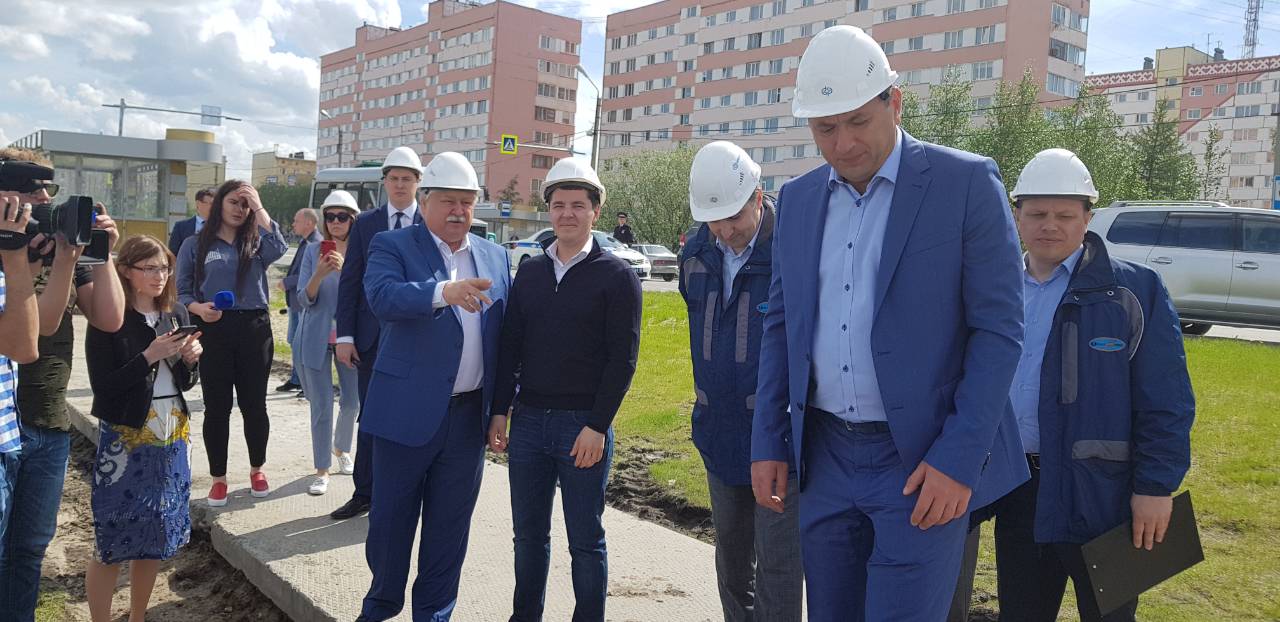 Рабочий день Дмитрия Артюхова начался со стройплощадок Нового Уренгоя