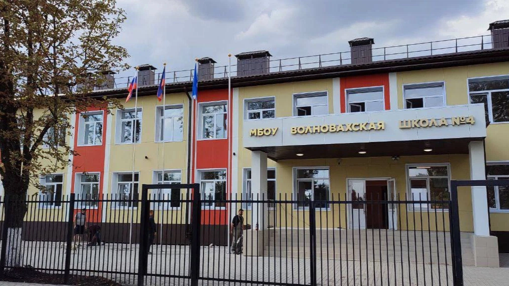 Волновахские ученики 1 сентября встретили в восстановленной ямальцами школе