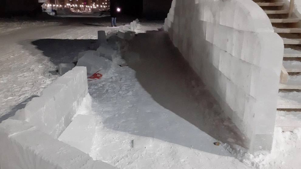 В Ноябрьске восстановят разрушенный хулиганами ледовый городок