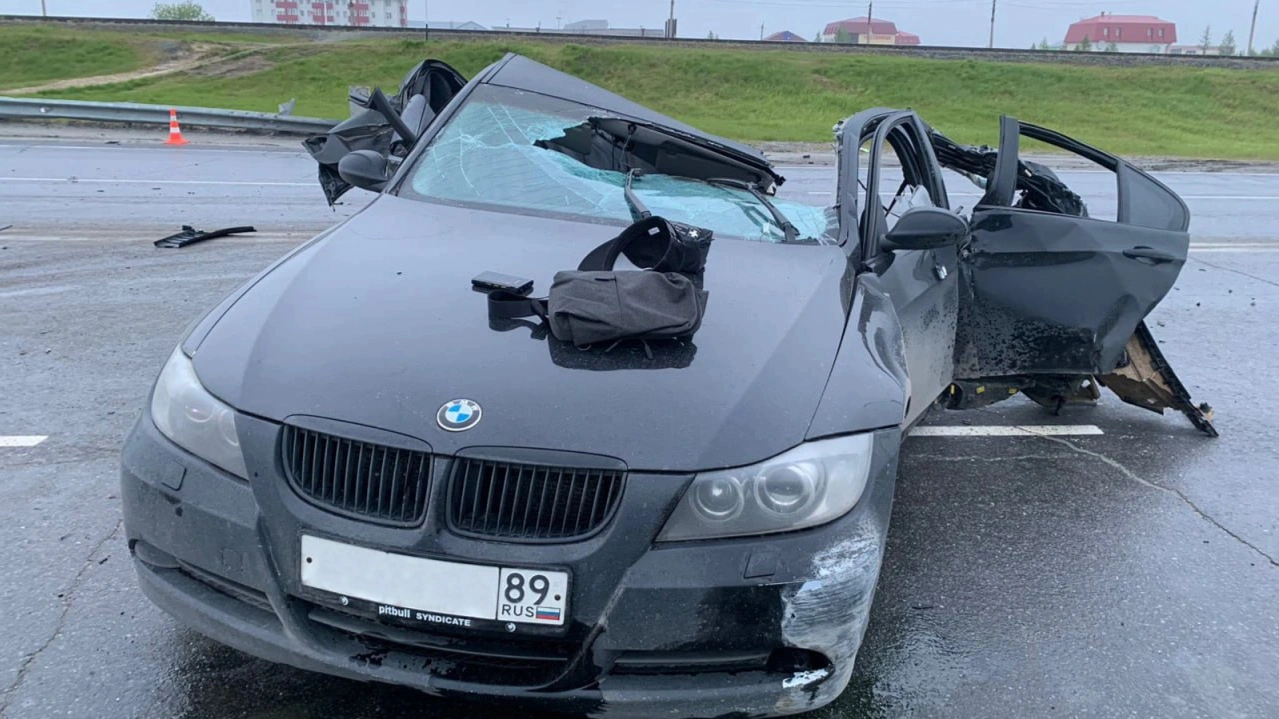 В Новом Уренгое BMW на скорости врезался в дорожное ограждение