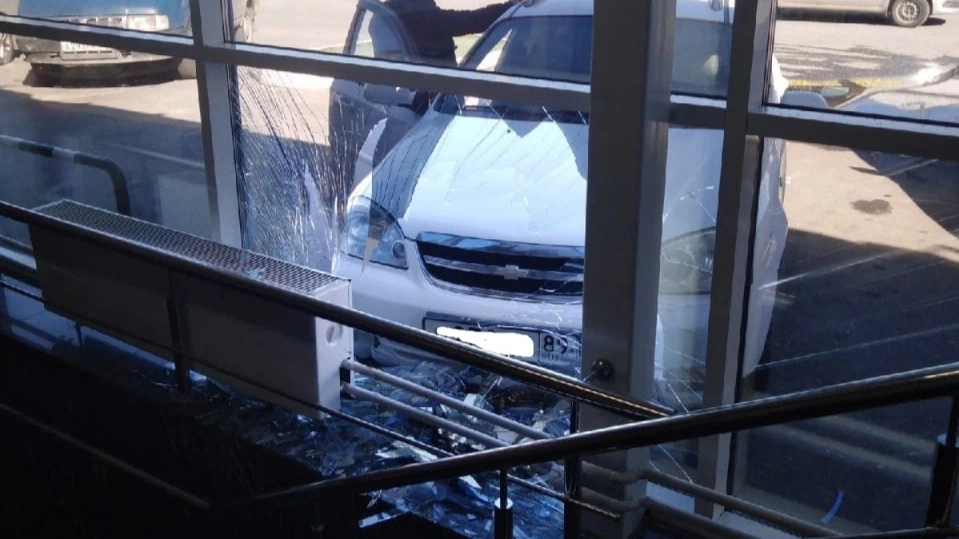 В Ноябрьске автомобилист выполнил странный манёвр и снес стеклянную стену торгового центра