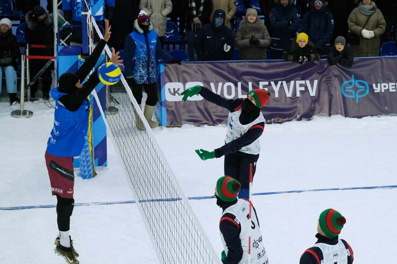На чемпионате страны по волейболу на снегу новоуренгойский «Факел» вышел в полуфинал
